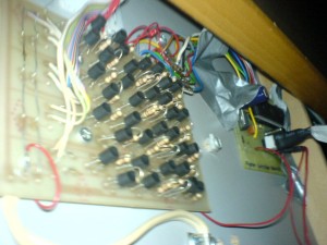 Plotter - Motorsteuerungstransistorplatine Die Motorsteuerungstransistorplatine war schon am Plotter. Sie erlaubt die Ansteuerung der 12 V Schrittmotoren mittels 2 Pins am Controller.